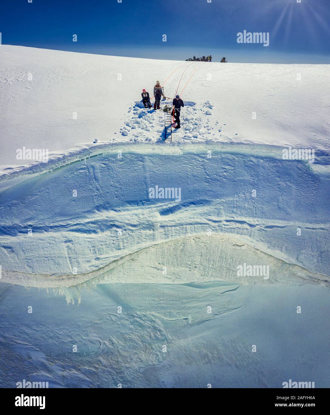 Les scientifiques par la caldeira de Bardarbunga, calotte de glace, l'Islande Vatnajokull. Banque D'Images