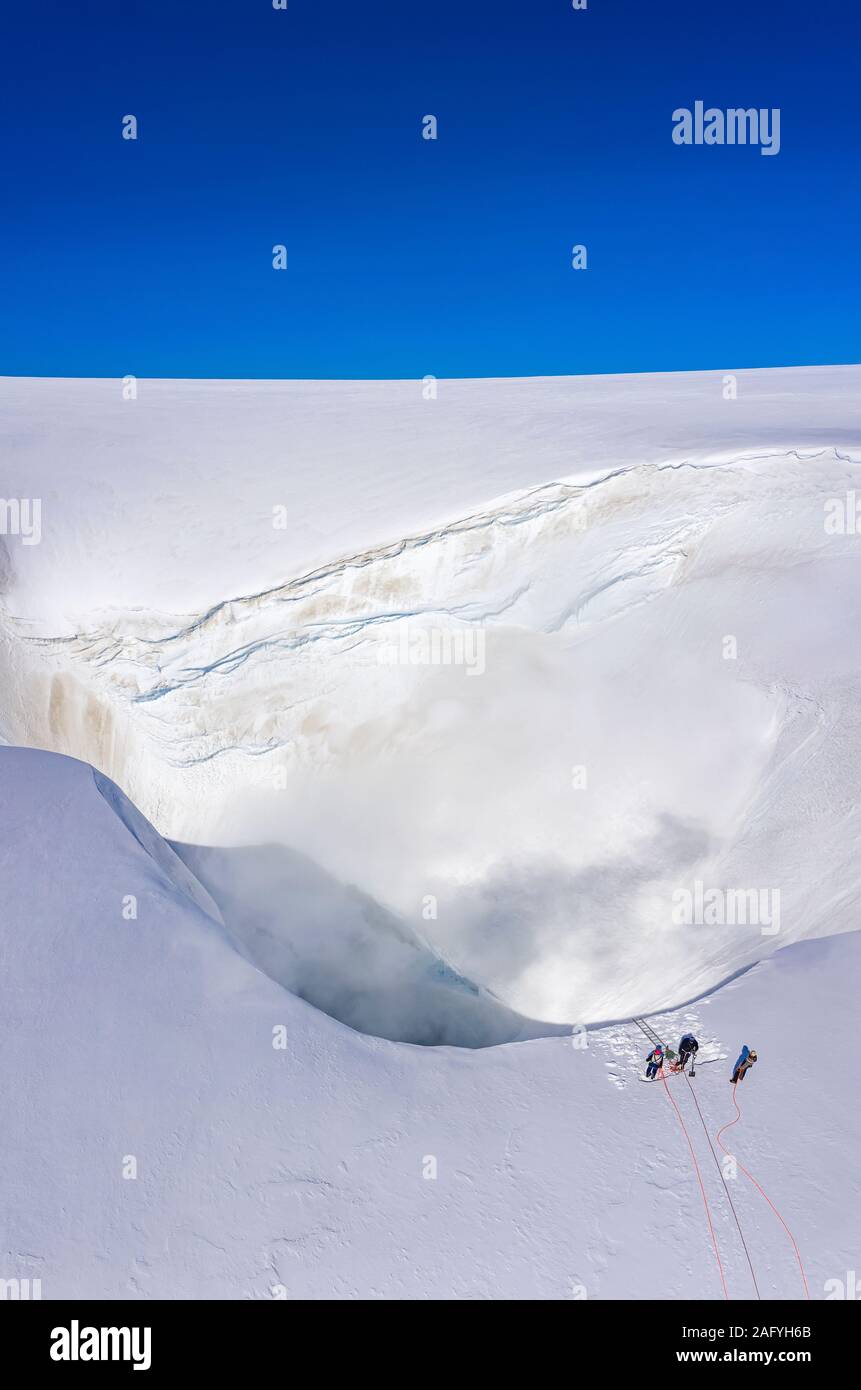 Les scientifiques qui travaillent par la caldeira de Bardarbunga, calotte de glace, l'Islande Vatnajokull Banque D'Images