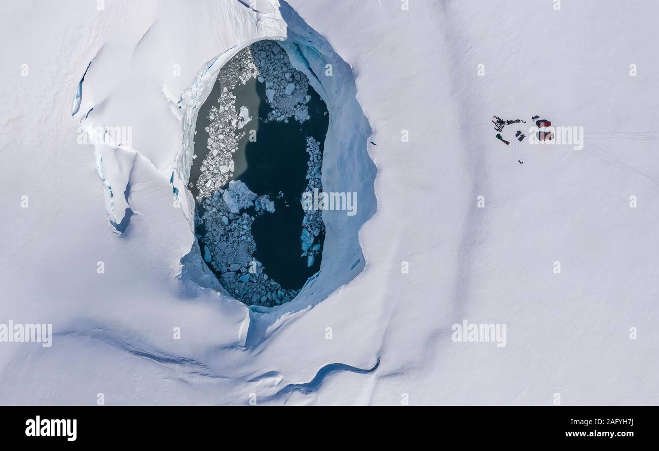 Les scientifiques par la caldeira de Bardarbunga, calotte de glace, l'Islande Vatnajokull. Banque D'Images