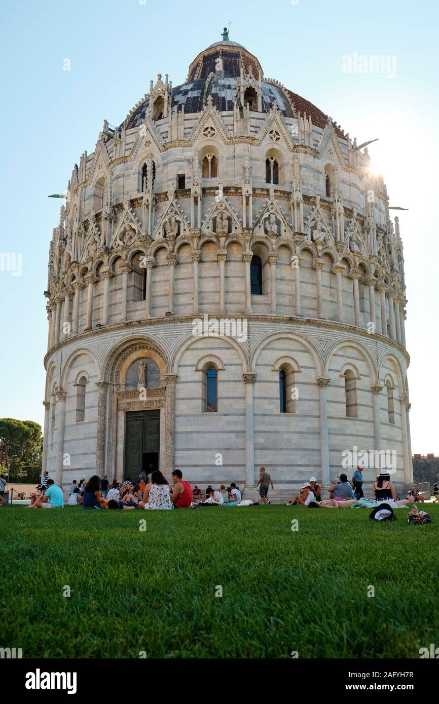 Les touristes de l'été profiter de l'architecture romane Baptistère de Saint-Jean / Baptistère San Giovanni dans la Piazza dei Miracoli, Pisa Toscane Italie EU Banque D'Images