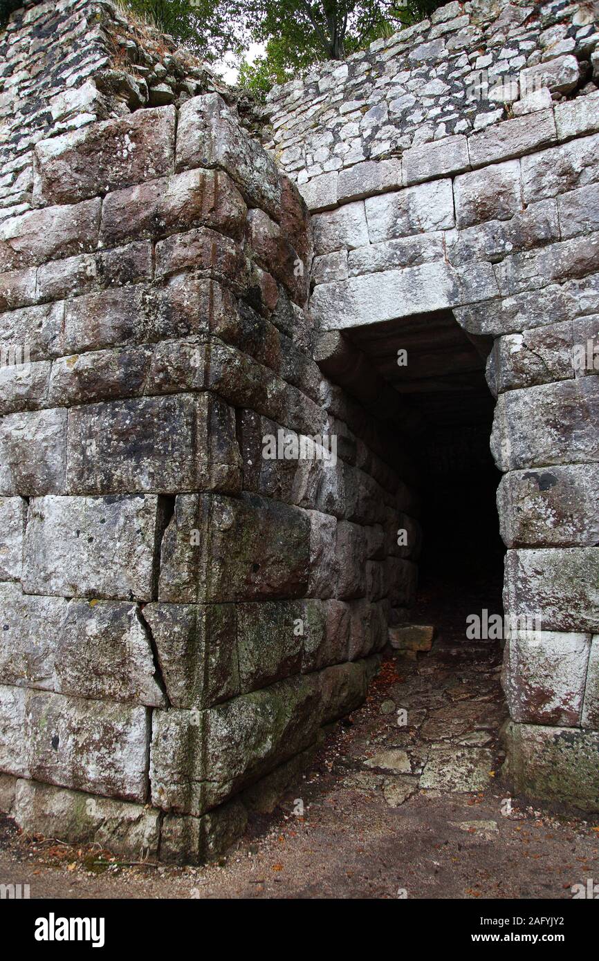 Lake Gate avec coupe fil à plomb dans les rochers à Butrint à Saranda, Albanie Province Banque D'Images