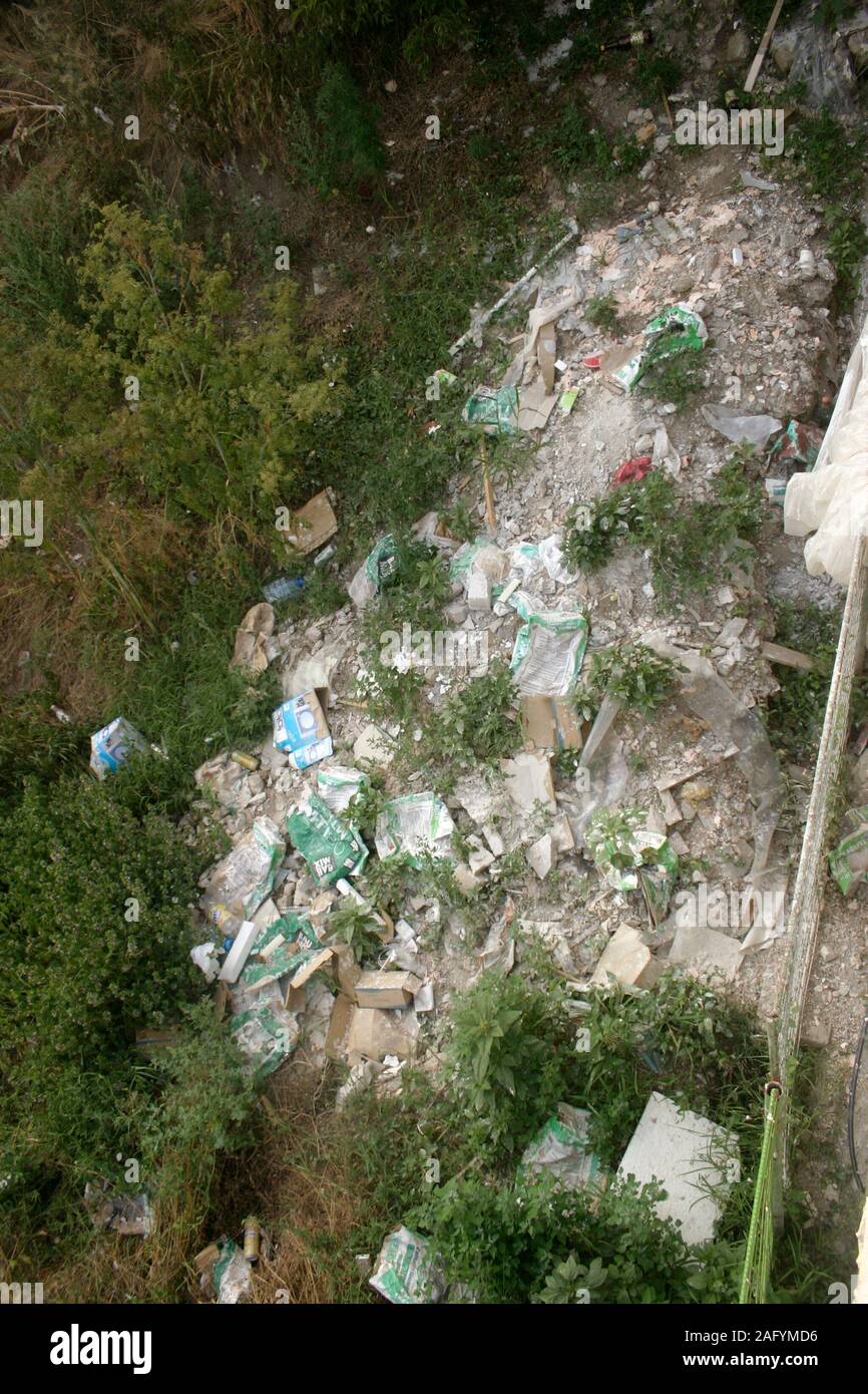 L'objet d'un dumping de déchets négligemment dans des endroits non autorisés dans la campagne de Roumanie Banque D'Images