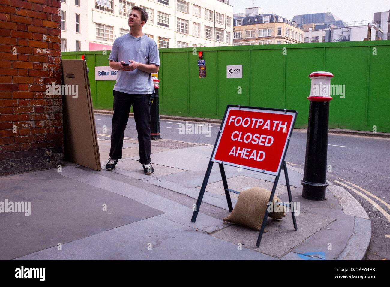 Jeune homme dans la rue à la mode, la ville, Londres, UK Banque D'Images