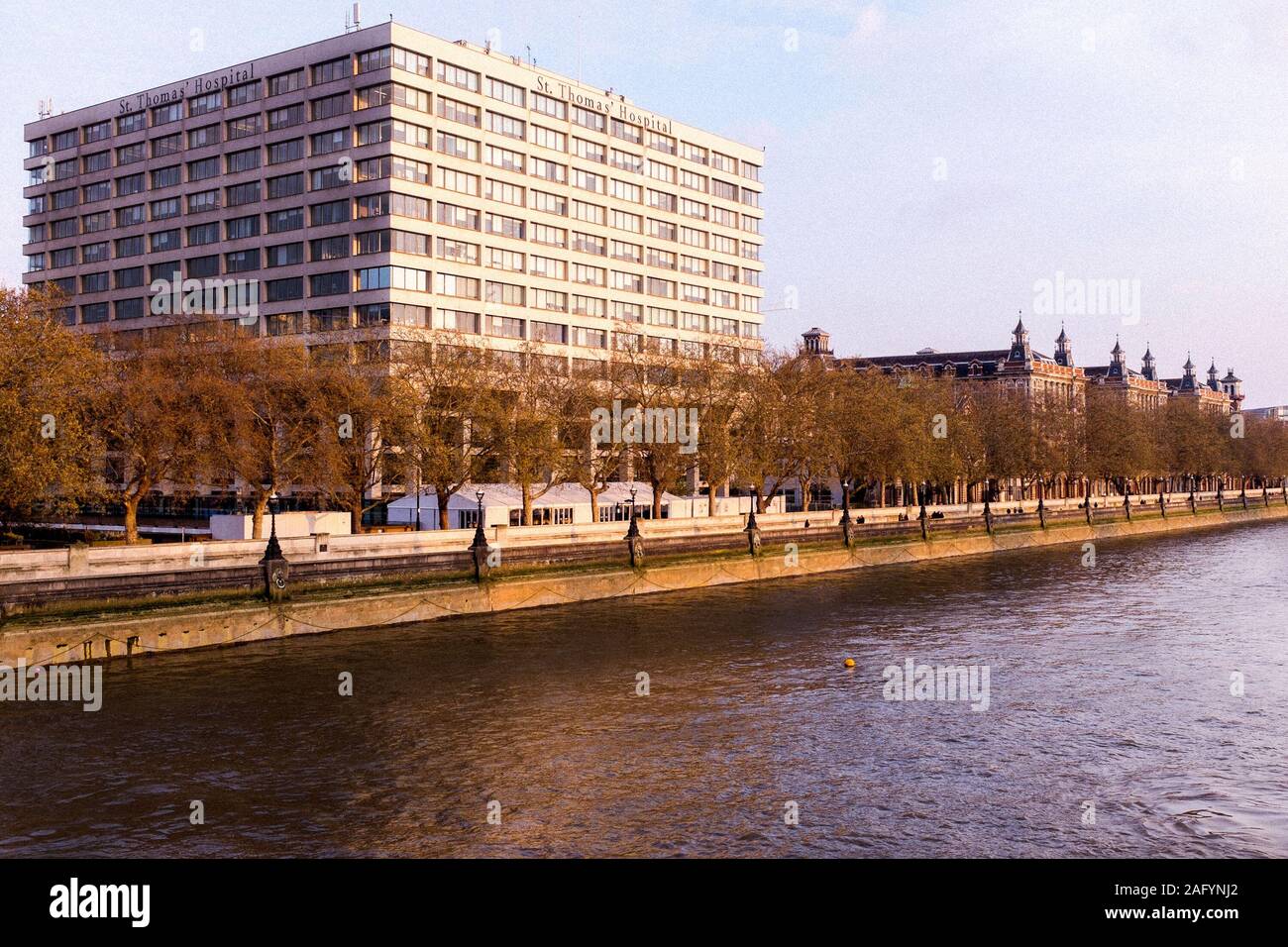 St Thomas' Hospital, à la lumière du soleil, extraite du Westminster Bridge, London UK Banque D'Images