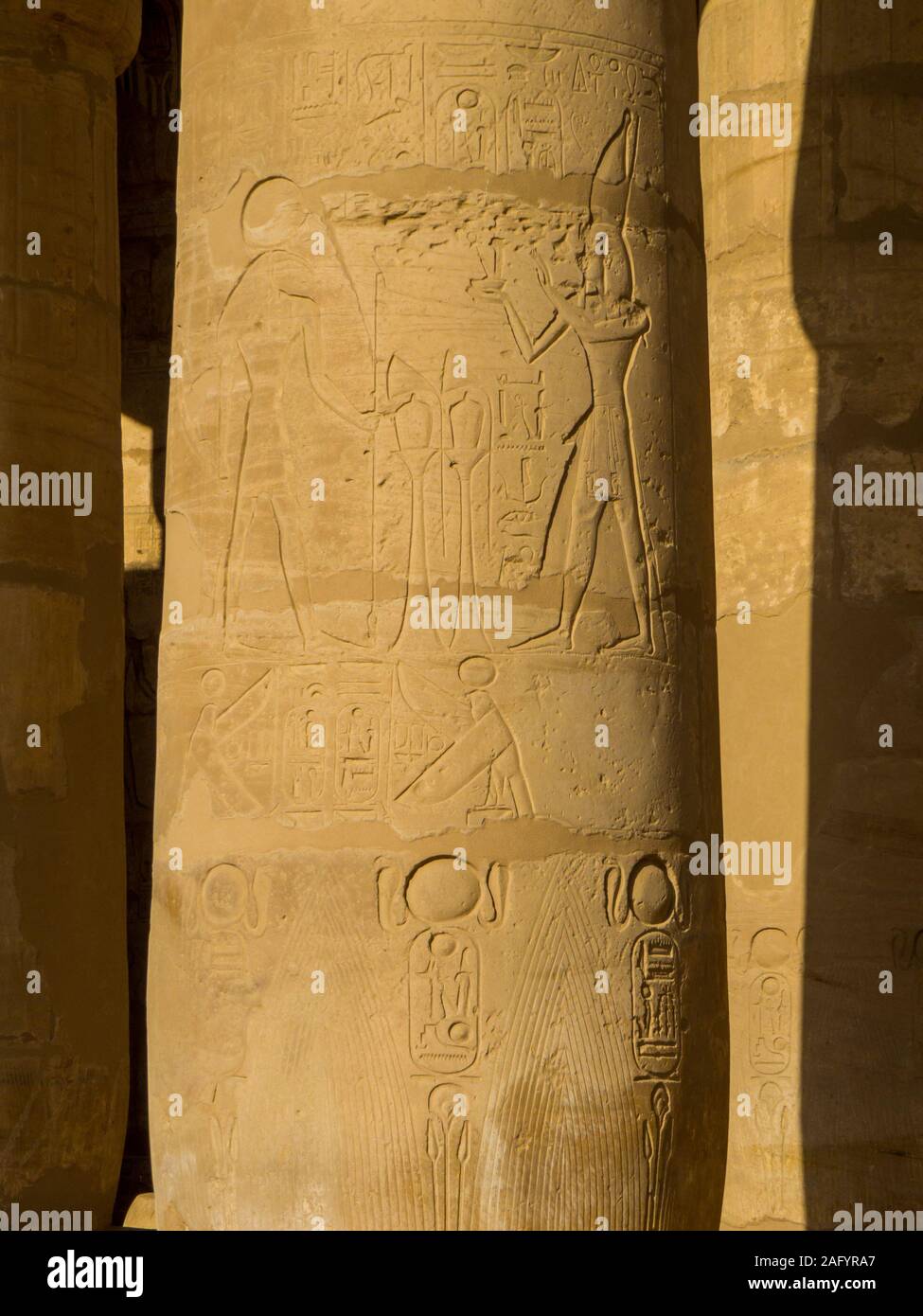 Piliers avec hiéroglyphes dans le Ramesseum temple de Louxor, Egypte Banque D'Images
