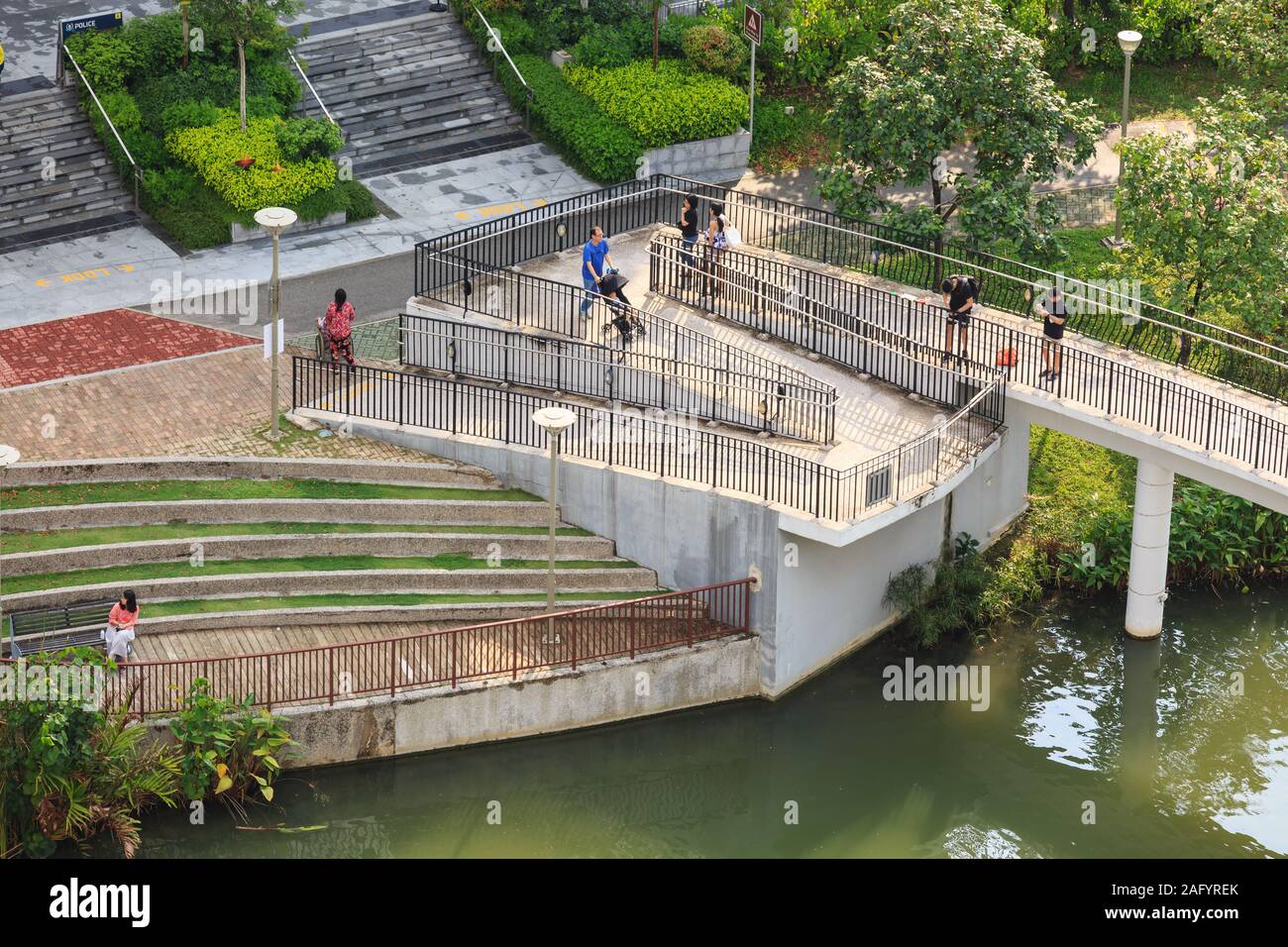 Singapour-12 oct 2019 : personnes marchant sur le pont paysage fluvial punggol Banque D'Images