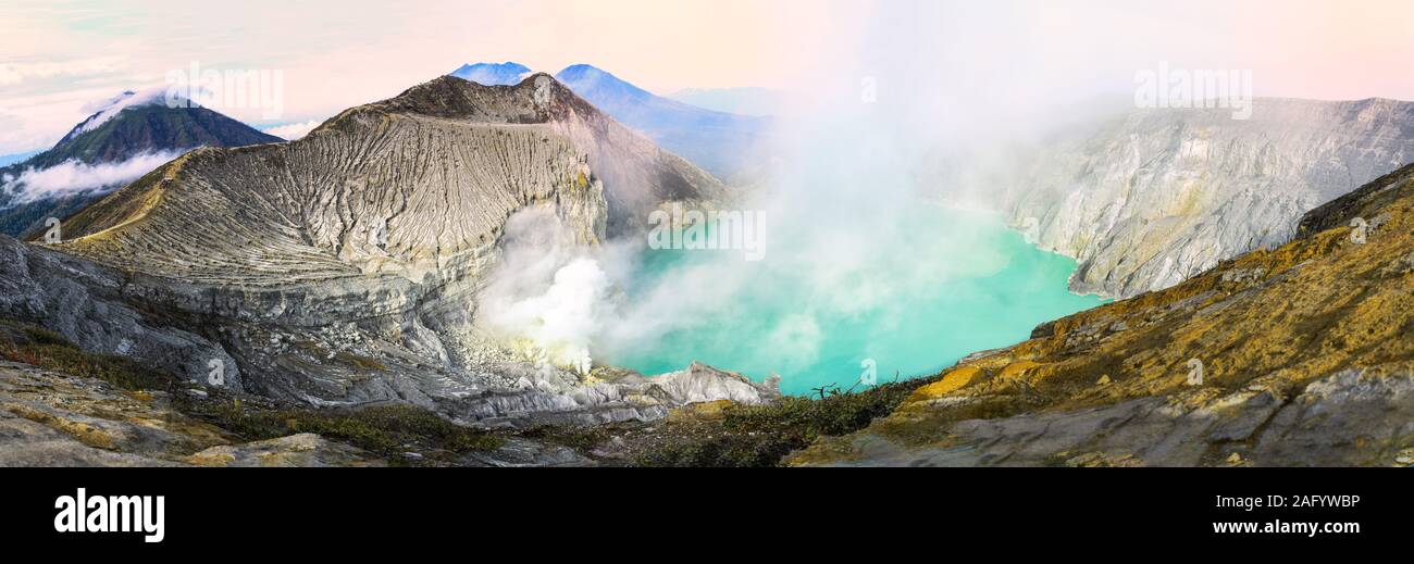 (Image haute résolution) Vue de dessus, une superbe vue panoramique du volcan Ijen avec la belle couleur turquoise du lac de cratère acides. Banque D'Images