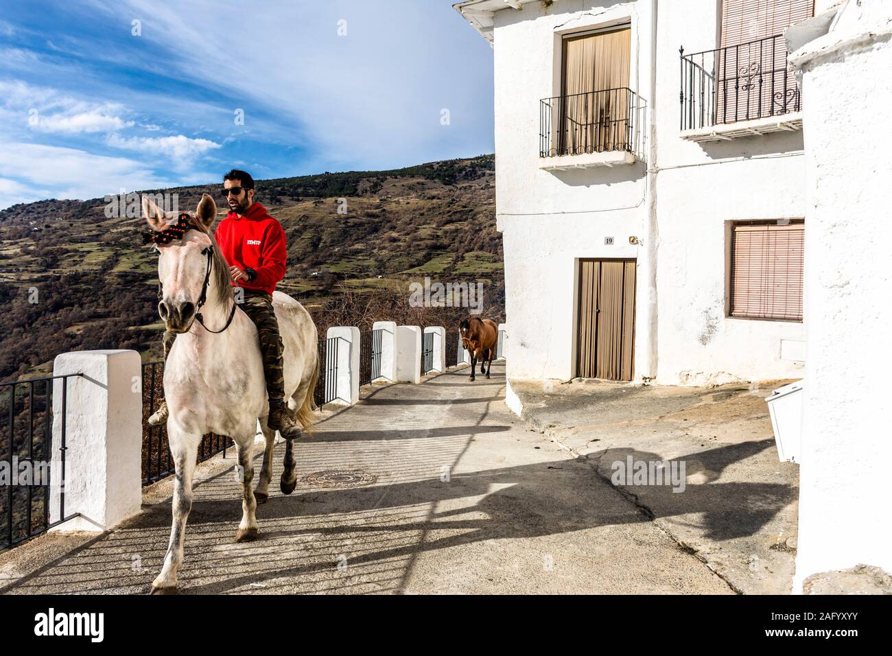 Capileira, La Alpujarra, Alpujarras, région de Grenade, Andalousie, espagne. Un cavalier passe par le village. Banque D'Images