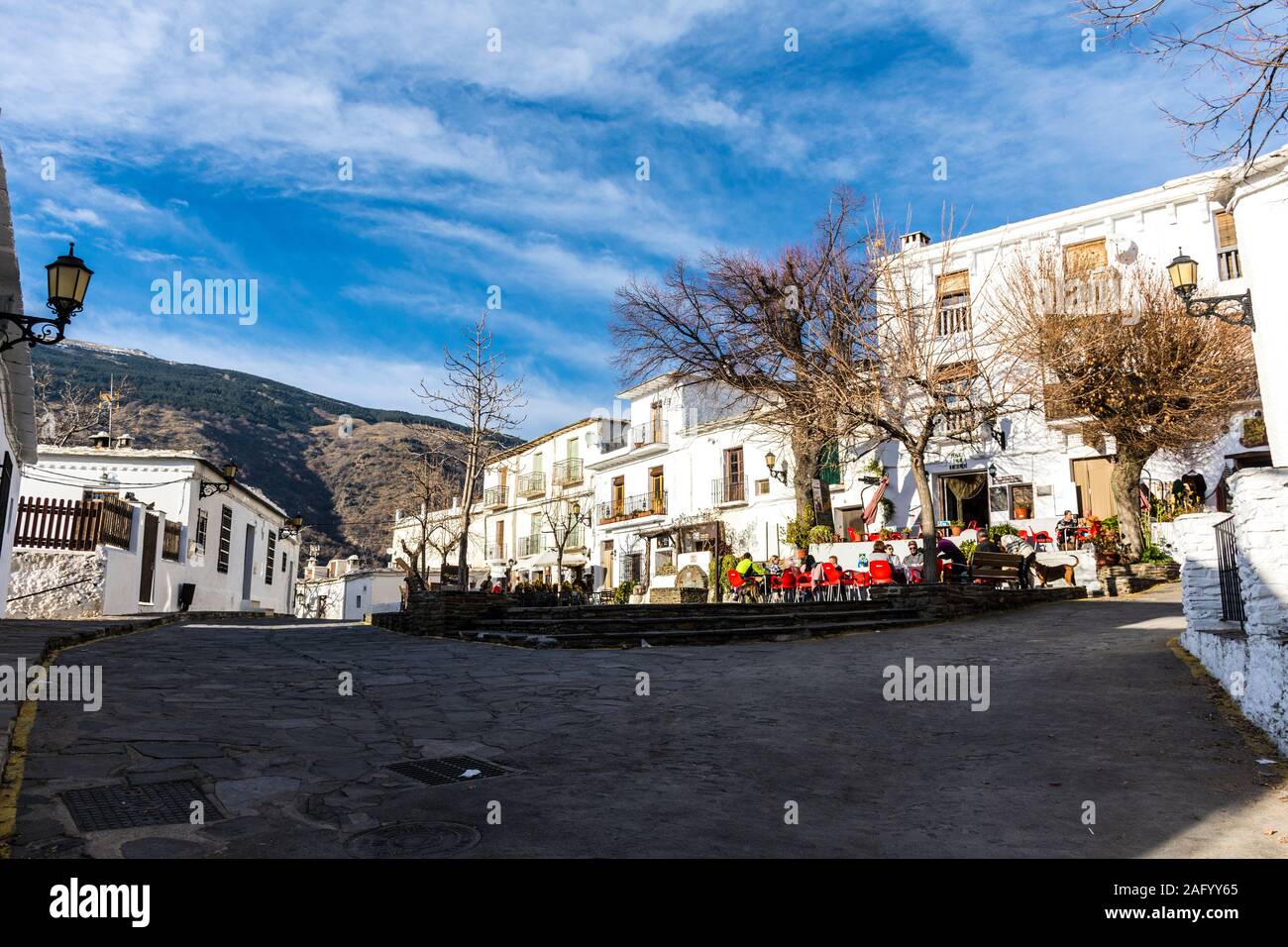 Capileira, La Alpujarra, Alpujarras, région de Grenade, Andalousie, espagne. Place du Village de soleil d'hiver. Banque D'Images