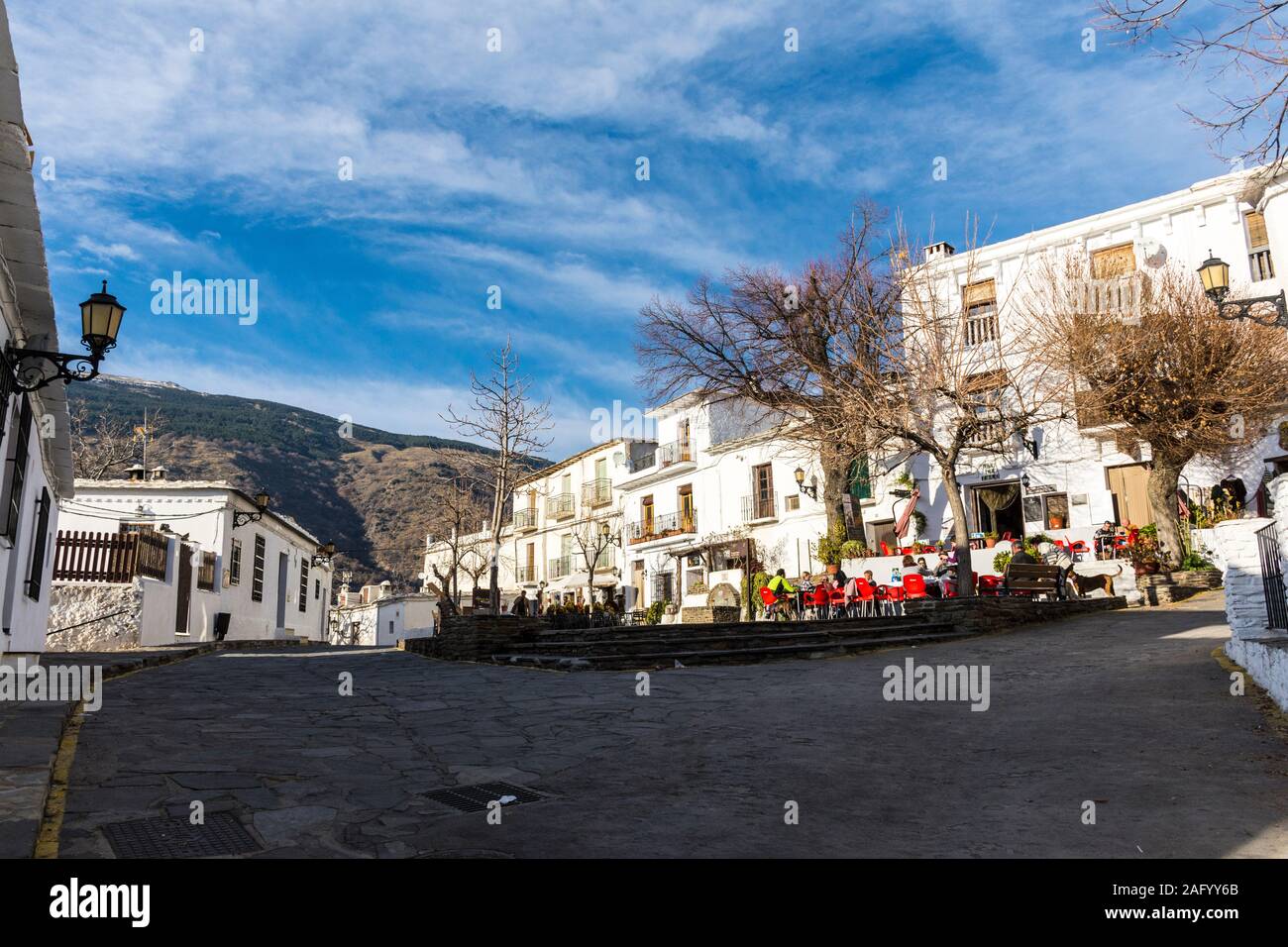 Capileira, La Alpujarra, Alpujarras, région de Grenade, Andalousie, espagne. Place du Village de soleil d'hiver. Banque D'Images