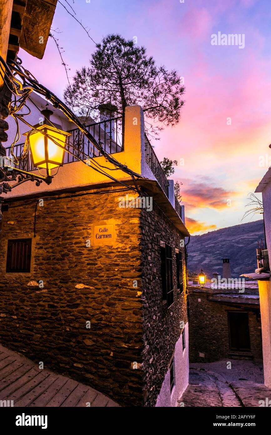 Capileira, La Alpujarra, Alpujarras, région de Grenade, Andalousie, espagne. Coucher de soleil sur voies étroites dans le village. Banque D'Images