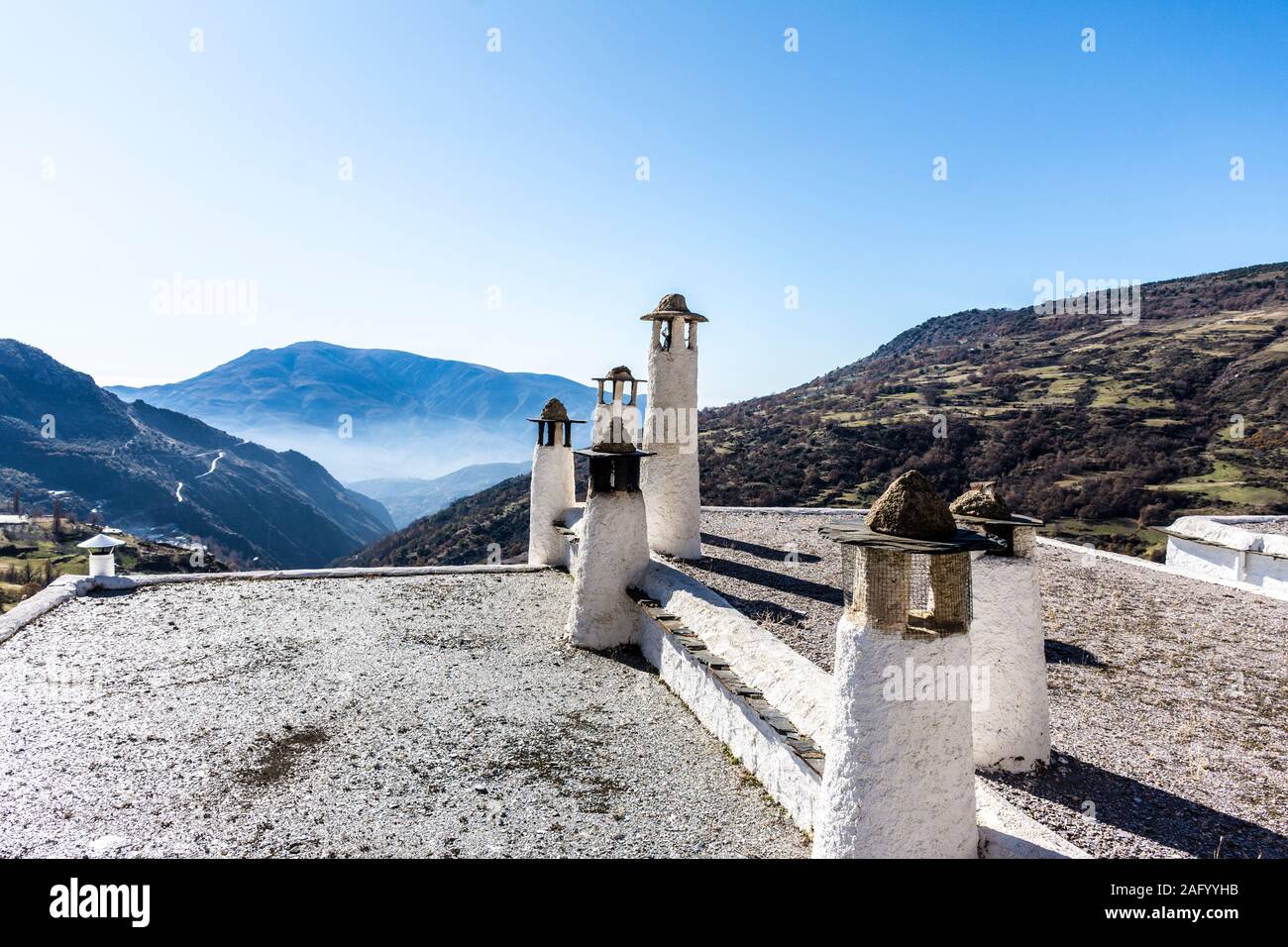 Capileira, La Alpujarra, Alpujarras, région de Grenade, Andalousie, espagne. Cheminée traditionnelle toits montrant des pots. Banque D'Images