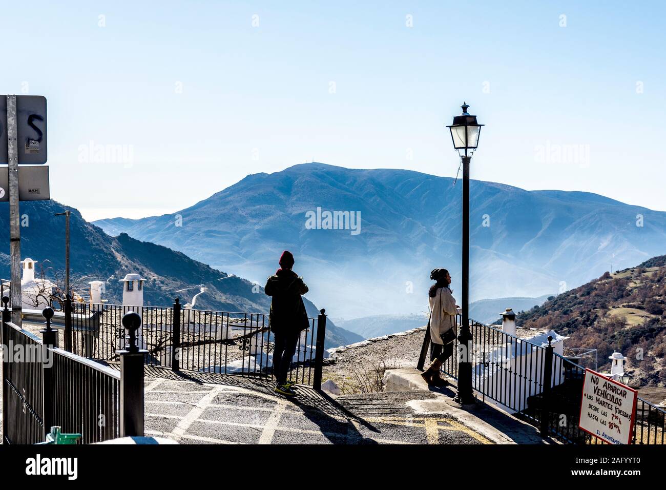 Capileira, La Alpujarra, Alpujarras, région de Grenade, Andalousie, espagne. Les touristes dans le village. Banque D'Images