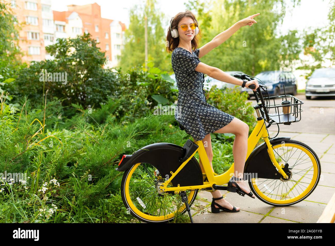 Jeune fille d'écouter de la musique et faire du vélo dans le parc avec une  grande forme Photo Stock - Alamy