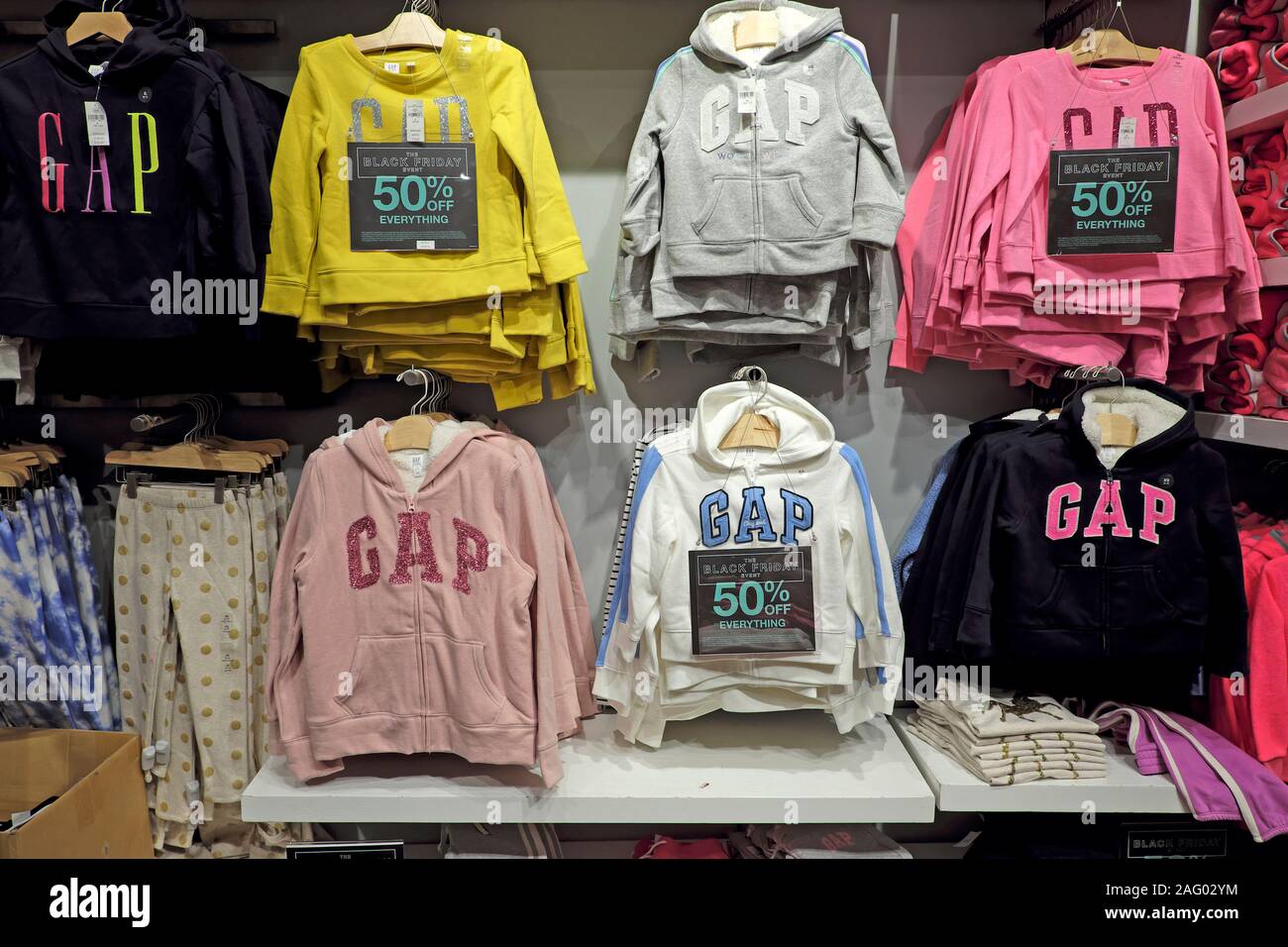 Gap vêtements vêtements pour enfants Banque de photographies et d'images à  haute résolution - Alamy