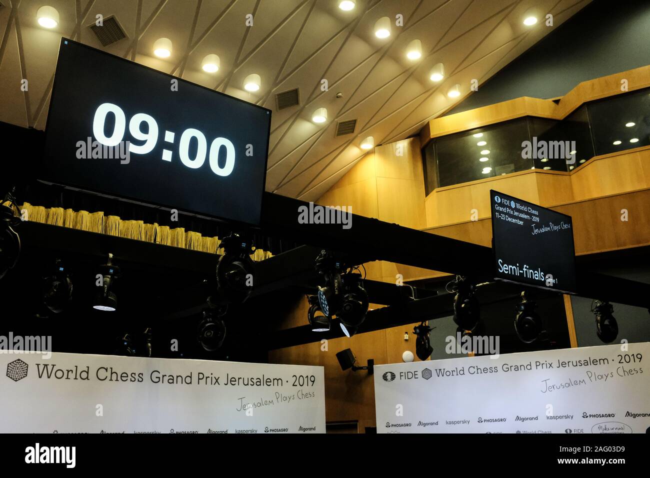 Jérusalem, Israël. 17 Décembre, 2019. L'horloge compte à rebours jusqu'à la début de la ronde 3, Jeu 1, demi-finales, de la dernière étape de la World Chess Championship au cycle du Centre Notre Dame de Jérusalem. Le tournoi a un format knock out avec 16 joueurs au départ. Credit : Alon Nir/Alamy Live News Banque D'Images
