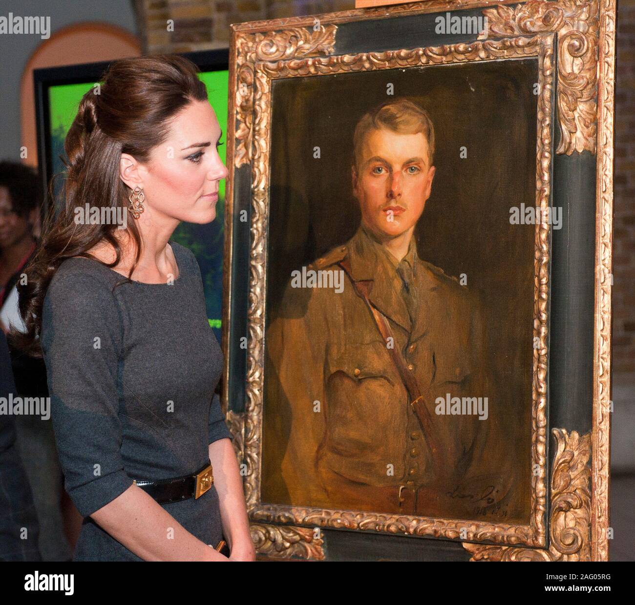 La duchesse de Cambridge est illustré d'une peinture de l'un des oncles du grand Lord Rothermere, tué durant la Première Guerre mondiale. Le duc et la duchesse étaient inscrits à un événement de collecte de fonds à l'Imperial War Museum à Londres, avec le Vicomte Rothermere président de la Fondation IWM et sa femme Claudia, Vicomtesse Rothermere. Banque D'Images