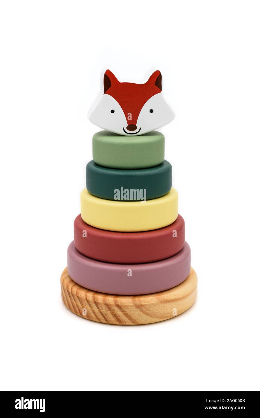 Anneau en bois jouet d'empilage avec anneaux de couleur et une tête de renard sur le dessus. Banque D'Images