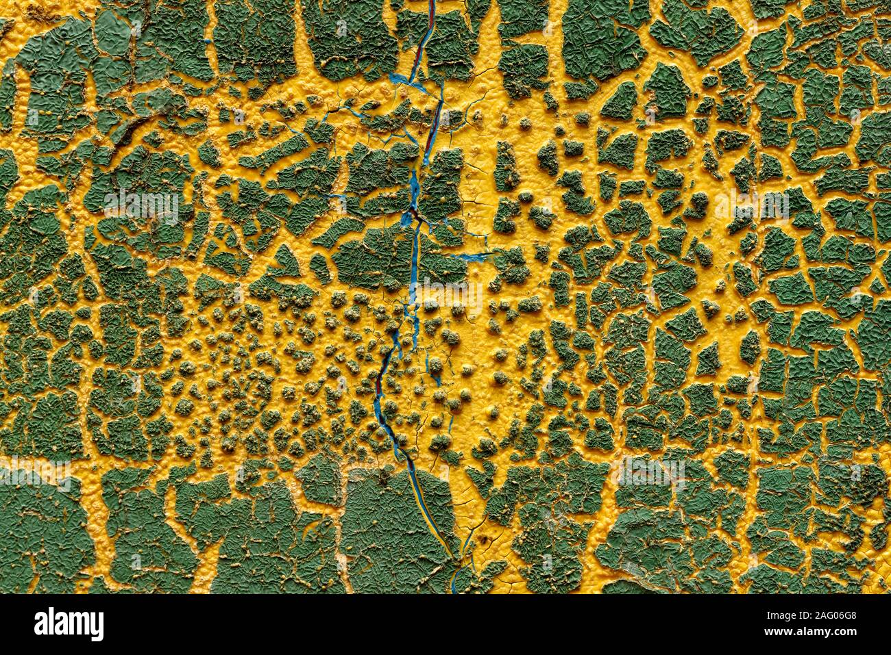 Milieux et de textures : fissures sur ancienne peinture jaune et vert, bio-comme abstract Banque D'Images