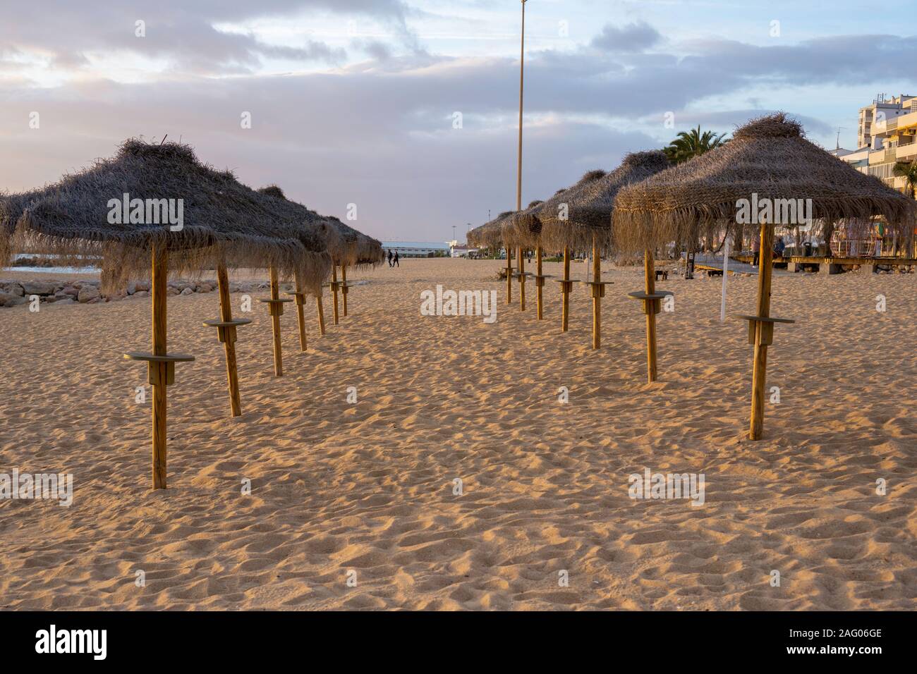 Quarteira, Portugal. La cabane de plage de chaume de paille se trouve sur la plage de Quarteira, Portugal, une petite ville de l'Algarve. Banque D'Images