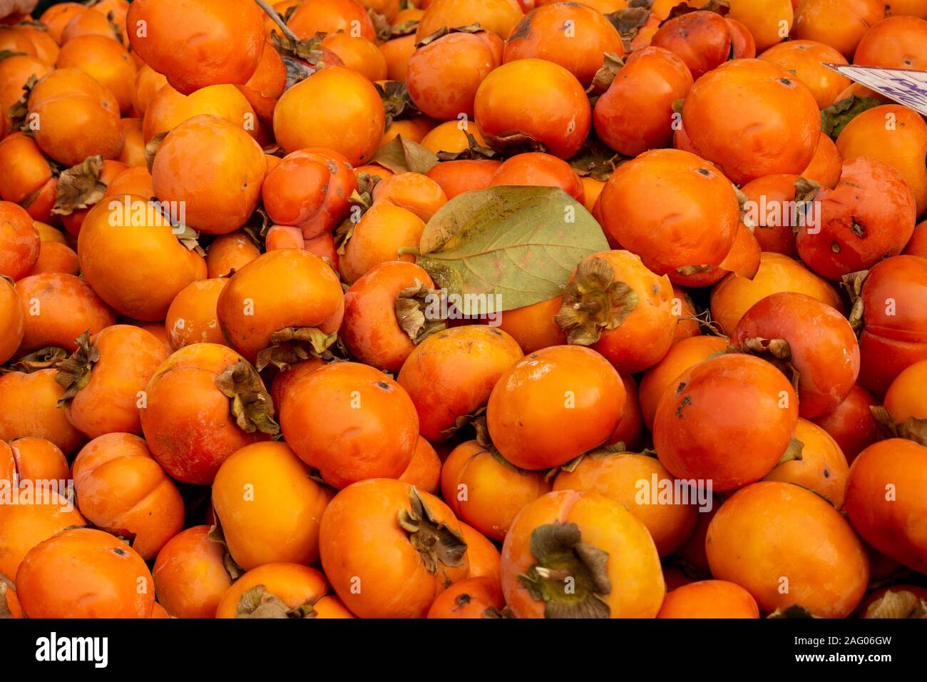 Loulé, Portugal. Fruits en persimmon en vente sur le marché des fruits et légumes à Loulé, Portugal. Banque D'Images