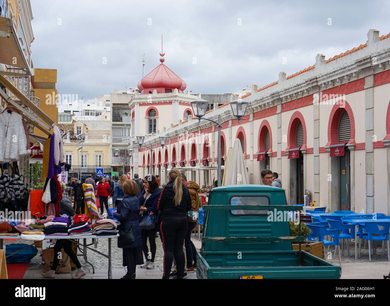 Loulé, Portugal. À l'extérieur du marché aux fruits et légumes de Loulé, Portugal, une artère très fréquentée le samedi matin. Banque D'Images