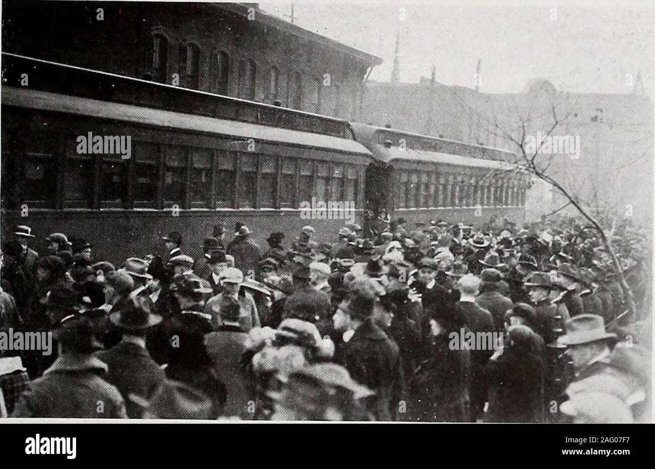 . Débris de Purdue. 1917 DGbii;S. L'arrivée l'année Collège peu avant le milieu de septembre c'est que les chemins de fer deposittheir freightin la charge annuelle des droits de Lafayette. Chaque train et inter-urbain apporte un autre groupe de stu-dents, certains revenant une fois de plus whileothers s'approchent de l'Univer-sité pour la première fois. Comment hotthat downupon la fin de l'été le soleil qui alreadysufficiently neophite est grevé d'une coupleof les valises et l'utilisation des l'ONU(lle)ou deux, qui a été déballées à l'absence de prix, d'saynothing bewildcrjnciit du sentiment d'. cxcilcniciit et timidit Banque D'Images