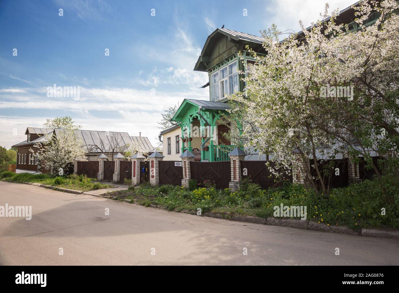 SUZDAL, RUSSIE - 15 MAI 2018 : Fleurs de cerises sur street de Souzdal. Printemps dans la vieille ville. Le centre-ville de Souzdal est construit avec des résidences privées bu Banque D'Images