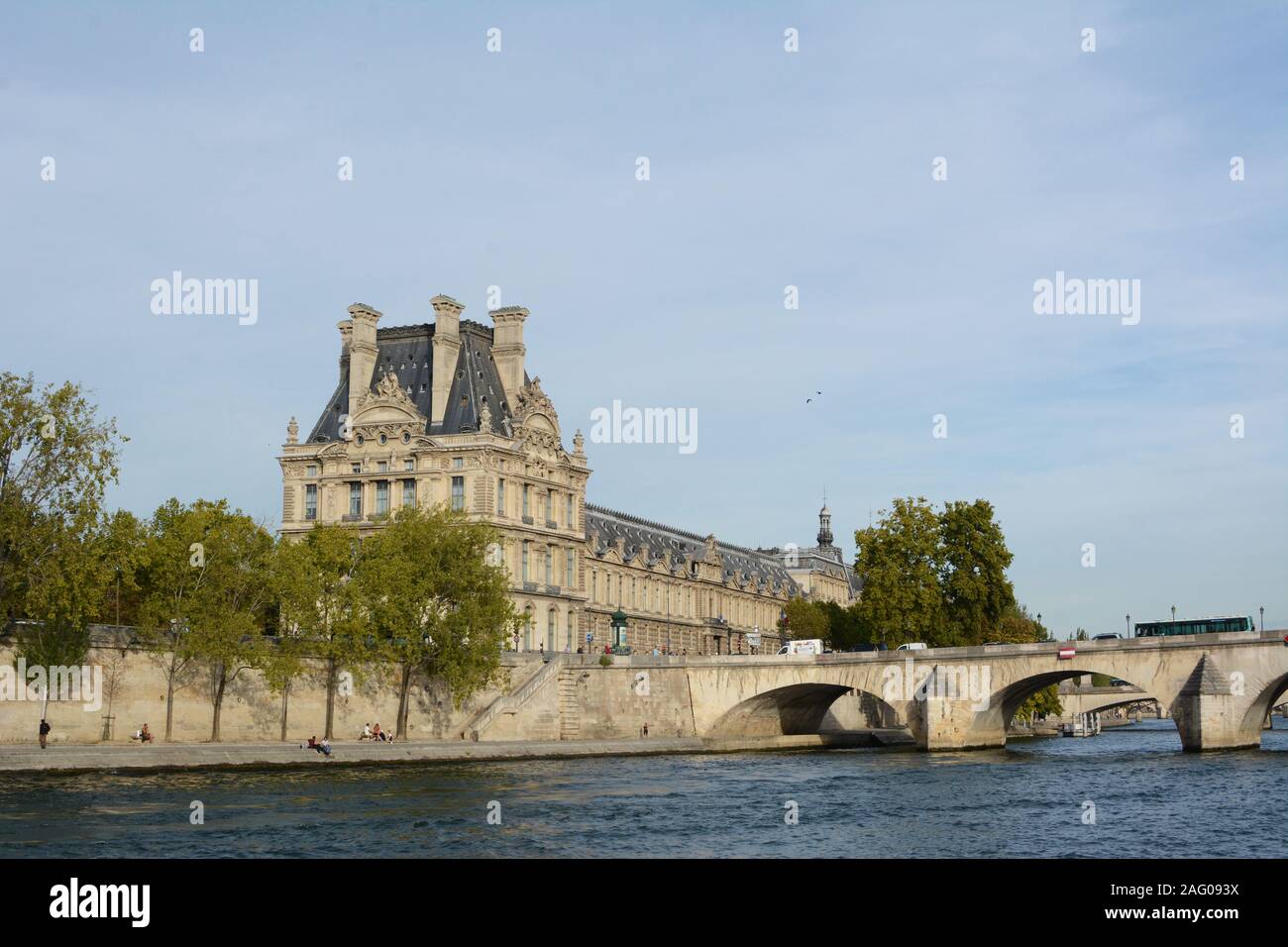 PARIS, FRANCE - 16 septembre 2019 : au coin du Palais du Louvre à l'hôtel Pont Royal pont sur la Seine à Paris le 16 septembre 2019 Banque D'Images