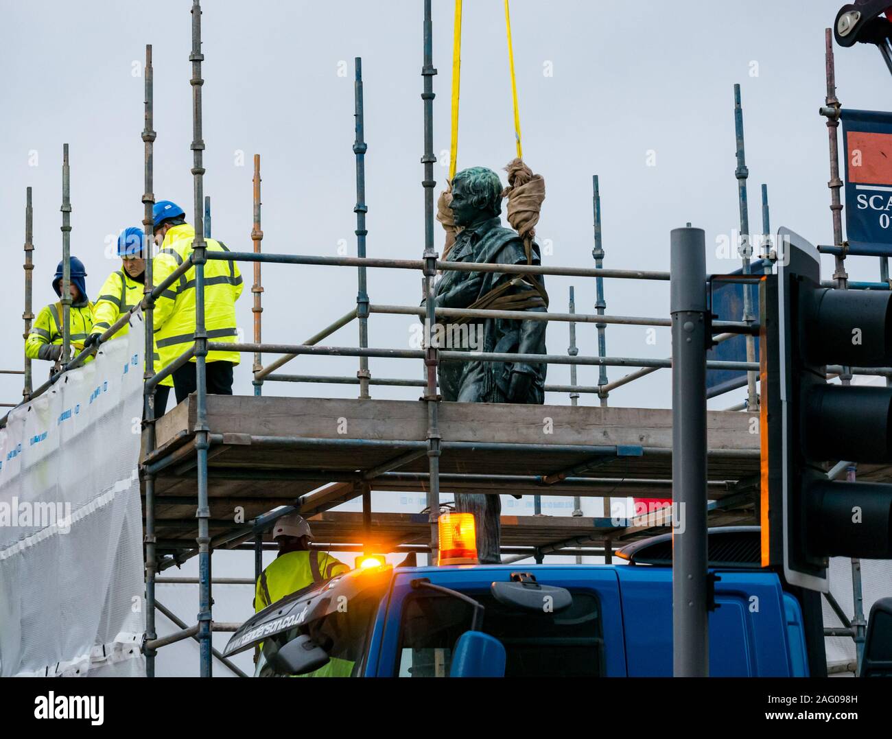 Leith, Édimbourg, Écosse, Royaume-Uni. Robert Burns statue par David Watson Stevenson dans la rue Bernard est enlevé par grue pour les trams à Newhaven travaux de construction. Il sera rétabli et stockées jusqu'à ce qu'il peut être remplacé en un lieu proche une fois que le travail est terminé en 2023 Banque D'Images