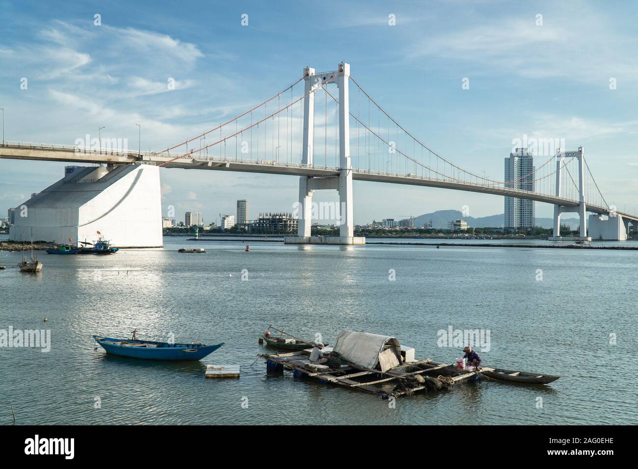 Pêcheur dans l'avant du pont de la rivière Han à Danang, Vietnam Banque D'Images