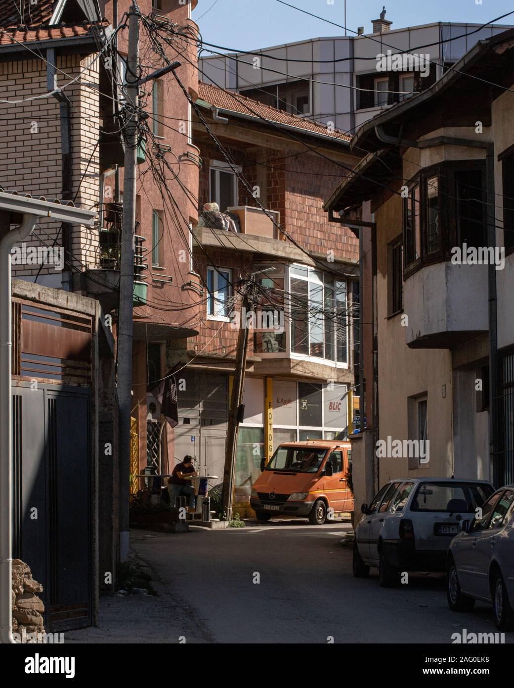 Les rues de Pristina sous le soleil de Septembre. Kosovo vibes Banque D'Images