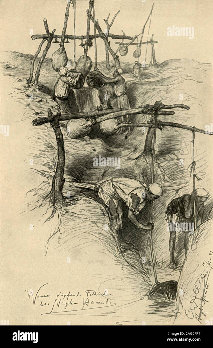 Élever l'eau du Nil, l'Egypte, de Nag Hammadi, 1898. L'eau de l'levage Fellaheen Nil pour l'irrigation à l'aide d'un chadouf. 'Wasser [ ?] Nagh-Aamadi Fellaheen bei. À partir de "Rund um die Erde" [le Tour de la terre], écrit et illustré par C. W. Allers. [Union Deutsche Verlagsgesellschaft, Stuttgart, 1898] Banque D'Images