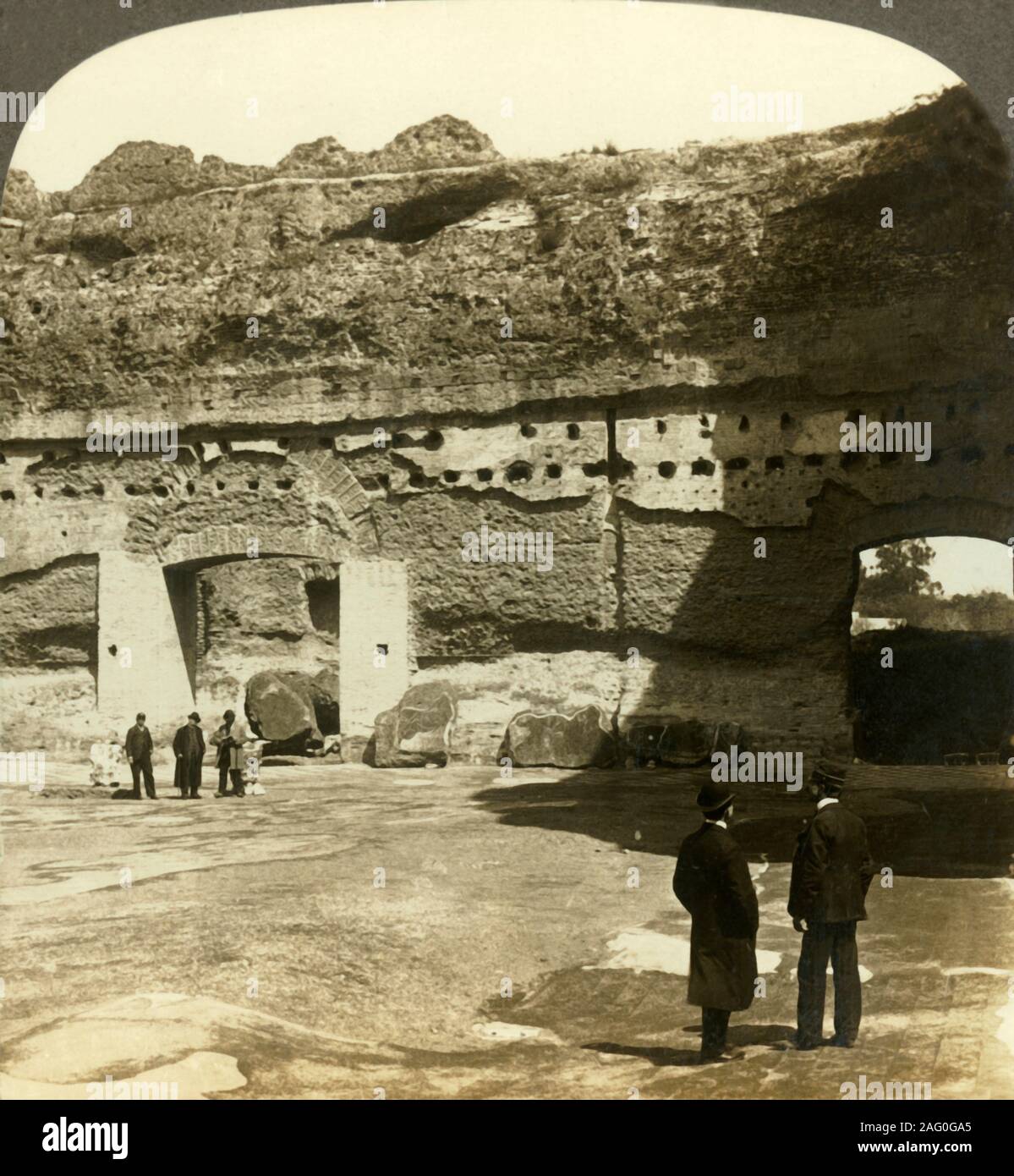 Magnificent péristyle des Thermes de Caracalla (est), Rome, Italie', c1909. Bains publics romains, ou thermae, probablement construit entre 212 (ou 211 AD) et 216/217, pendant les règnes d'empereurs Septime Sévère et Caracalla. Pour s'afficher sur un stéréoscope Sun Sculpture faite par Underwood &AMP ; Underwood. [La Société Stéréophotogramme Rose, Melbourne, Sydney, Wellington &AMP ; Londres, c1909] Banque D'Images