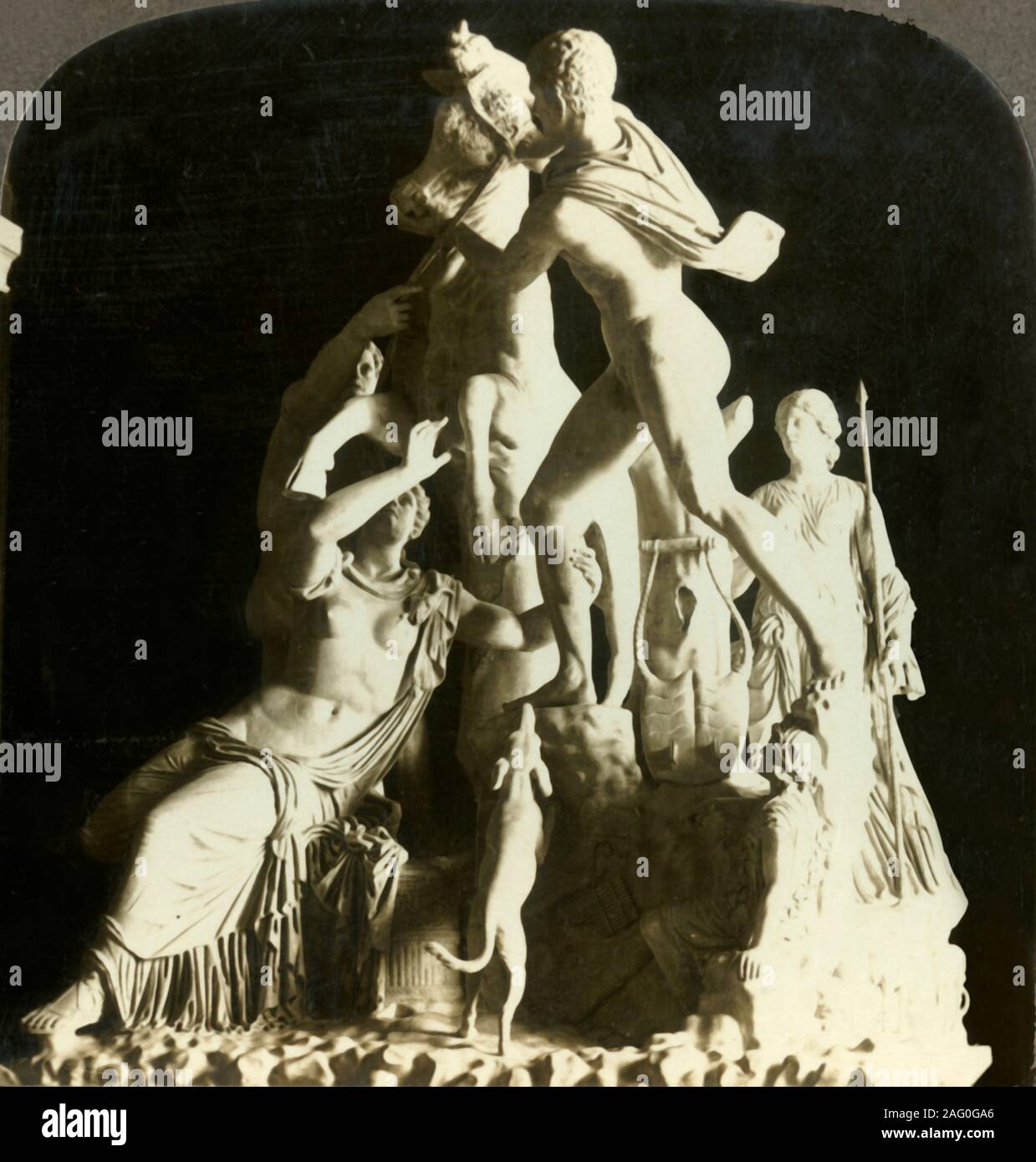 "Le Taureau Farnèse, le Musée National, Naples, Italie', c1909. Le Taureau Farnèse est une copie d'une sculpture hellénistique au Musée Archéologique National de Naples et représente le mythe de la première femme de Dirce Lykos, Roi de Thèbes liés à un taureau sauvage par Amphion et Zethus, fils d'Antiope, la punir pour mauvais traitements infligés à leur mère. Pour s'afficher sur un stéréoscope Sun Sculpture faite par Underwood &AMP ; Underwood. [La Société Stéréophotogramme Rose, Melbourne, Sydney, Wellington &AMP ; Londres, c1909] Banque D'Images