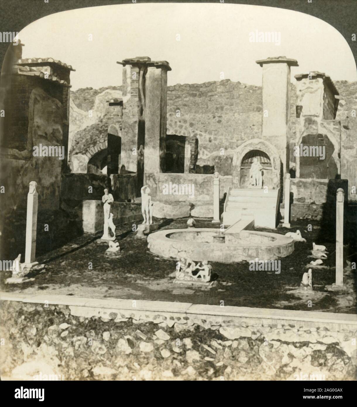 Cour intérieure, chambre de Marcus Lucretius, Pompéi, Italie', c1909. L'ancienne ville romaine de Pompéi était enterré sous deux mètres de cendres volcaniques dans l'éruption du Vésuve en l'an 79. La maison de Marcus Lucretius a été fouillé en 1846-1847. Pour s'afficher sur un stéréoscope Sun Sculpture faite par Underwood &AMP ; Underwood. [La Société Stéréophotogramme Rose, Melbourne, Sydney, Wellington &AMP ; Londres, c1909] Banque D'Images