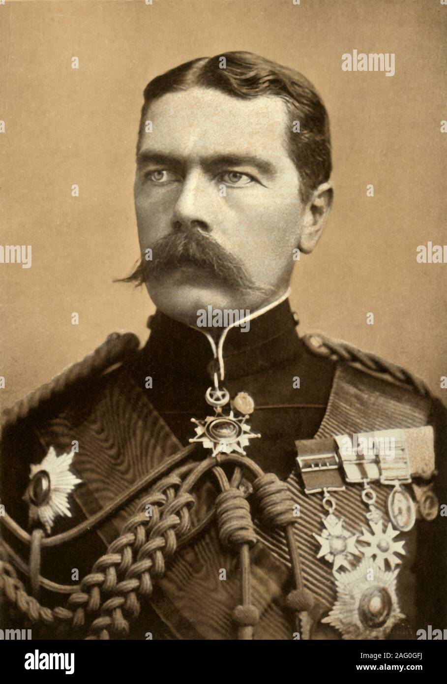 "Major-général Lord Kitchener of Khartoum', 1900. Horatio Herbert Kitchener (1850-1916) Officier de l'Armée britannique et administrateur colonial qui à gagner de la notoriété pour ses campagnes impériales, sa politique de la terre brûlée contre les Boers et son établissement de camps de concentration pendant la Seconde Guerre des Boers. À partir de "l'Afrique du Sud et le Transvaal War, Vol. III", par Louis Creswicke. [T. C. &AMP ; E. C. Jack, Édimbourg, 1900] Banque D'Images