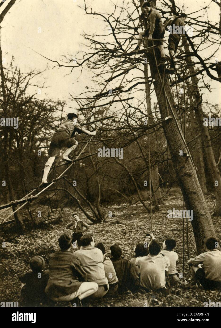 La pratique des 'Scouts de pionnier, 1944. Boy Scouts prenant part à des activités de plein air. Le mouvement scout a été fondé par Robert Baden-Powell en 1908. À partir de "Boy Scouts", par E. E. Reynolds. [Collins, Londres, 1944] Banque D'Images