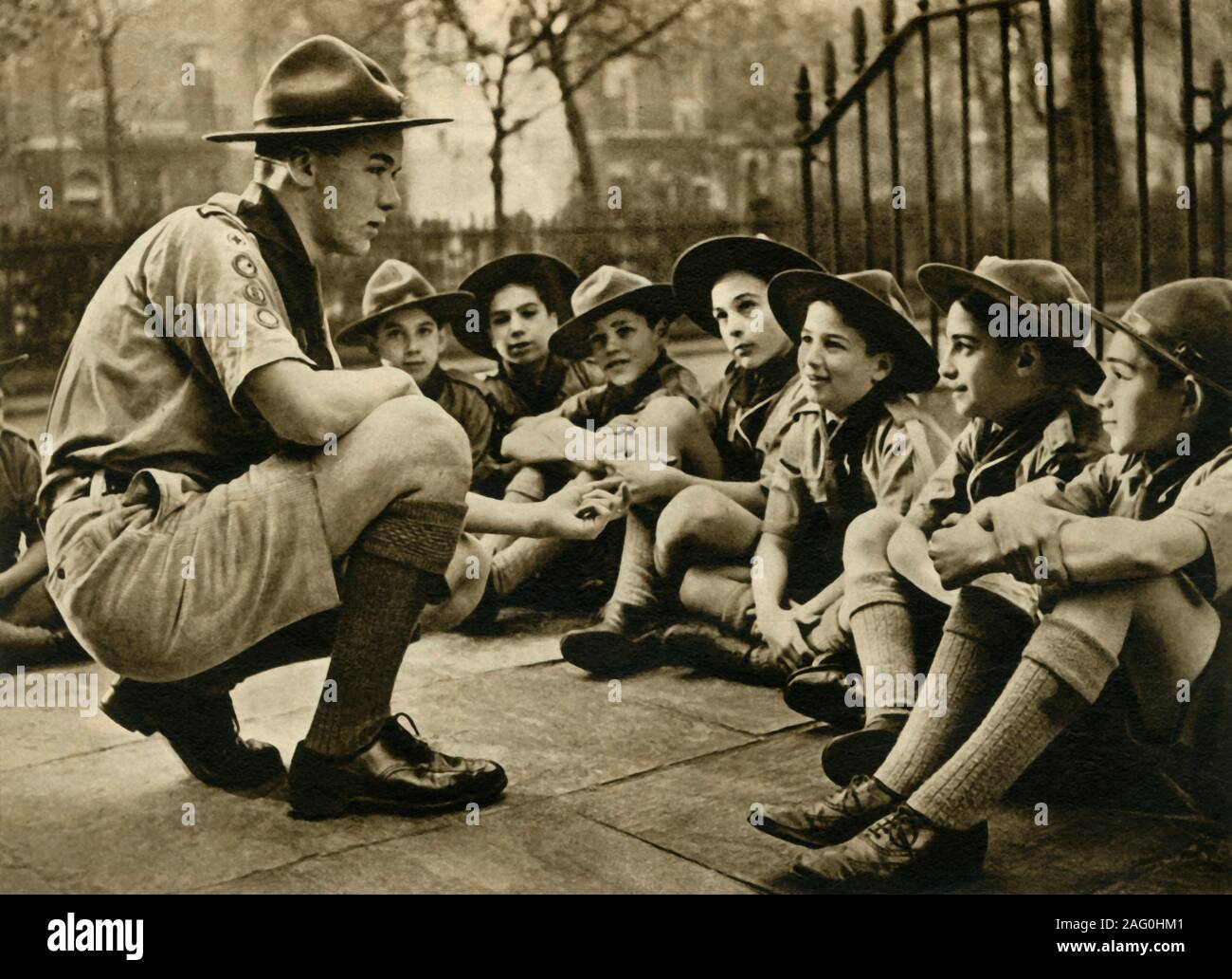 "Un Scout du roi pour les Scouts de Gibraltar, Londres 1941', (1944). Le mouvement scout a été fondé par Robert Baden-Powell en 1908. À partir de "Boy Scouts", par E. E. Reynolds. [Collins, Londres, 1944] Banque D'Images