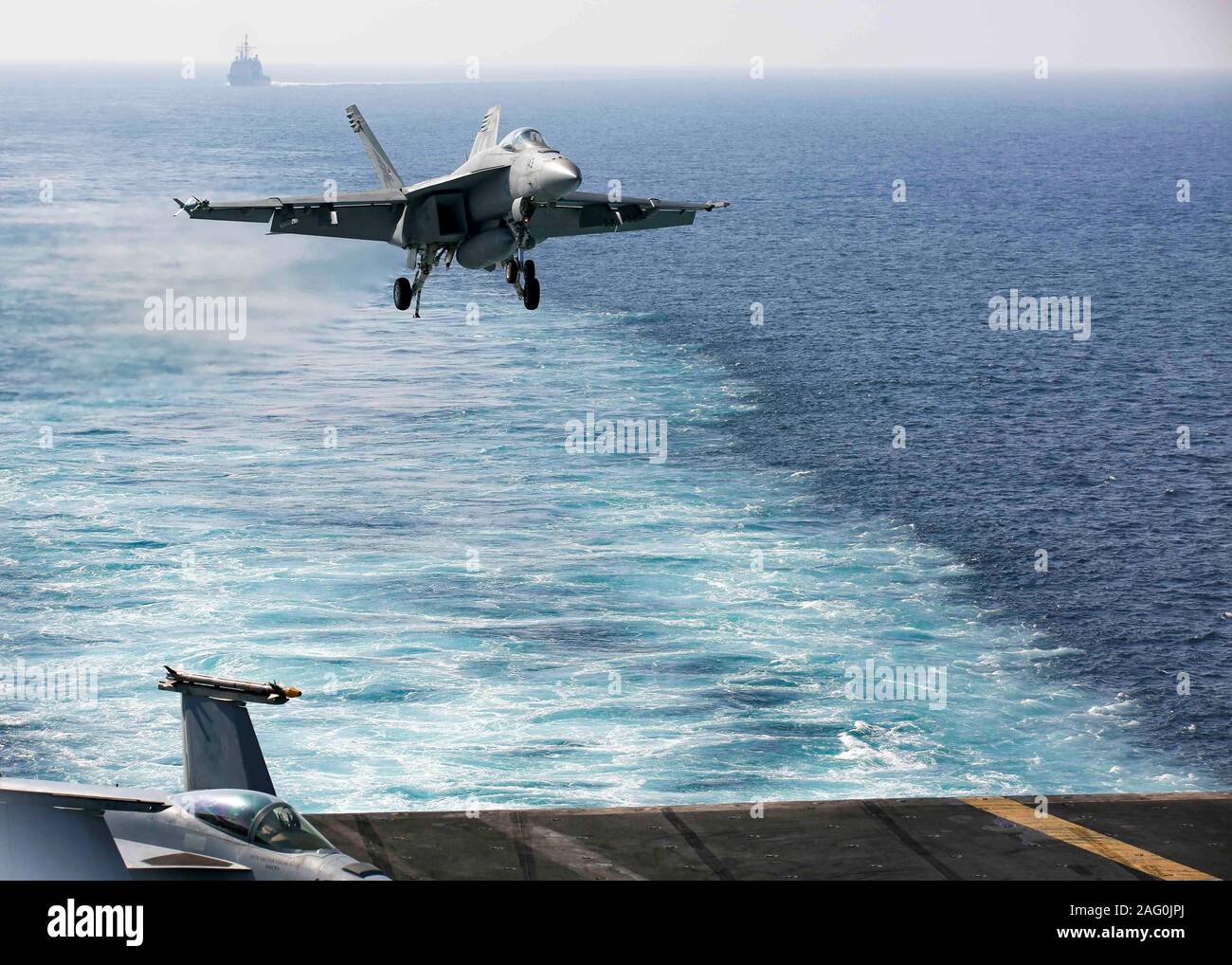 Un U.S. Navy F/A-18E Super Hornet attaché à la première de la flotte de 25 e Escadron d'avions, d'approches à l'atterrissage sur le pont d'envol du porte-avions de classe Nimitz USS Abraham Lincoln à l'appui de l'opération, 10 décembre résoudre inhérent 2019 dans le golfe Arabo-Persique. Banque D'Images