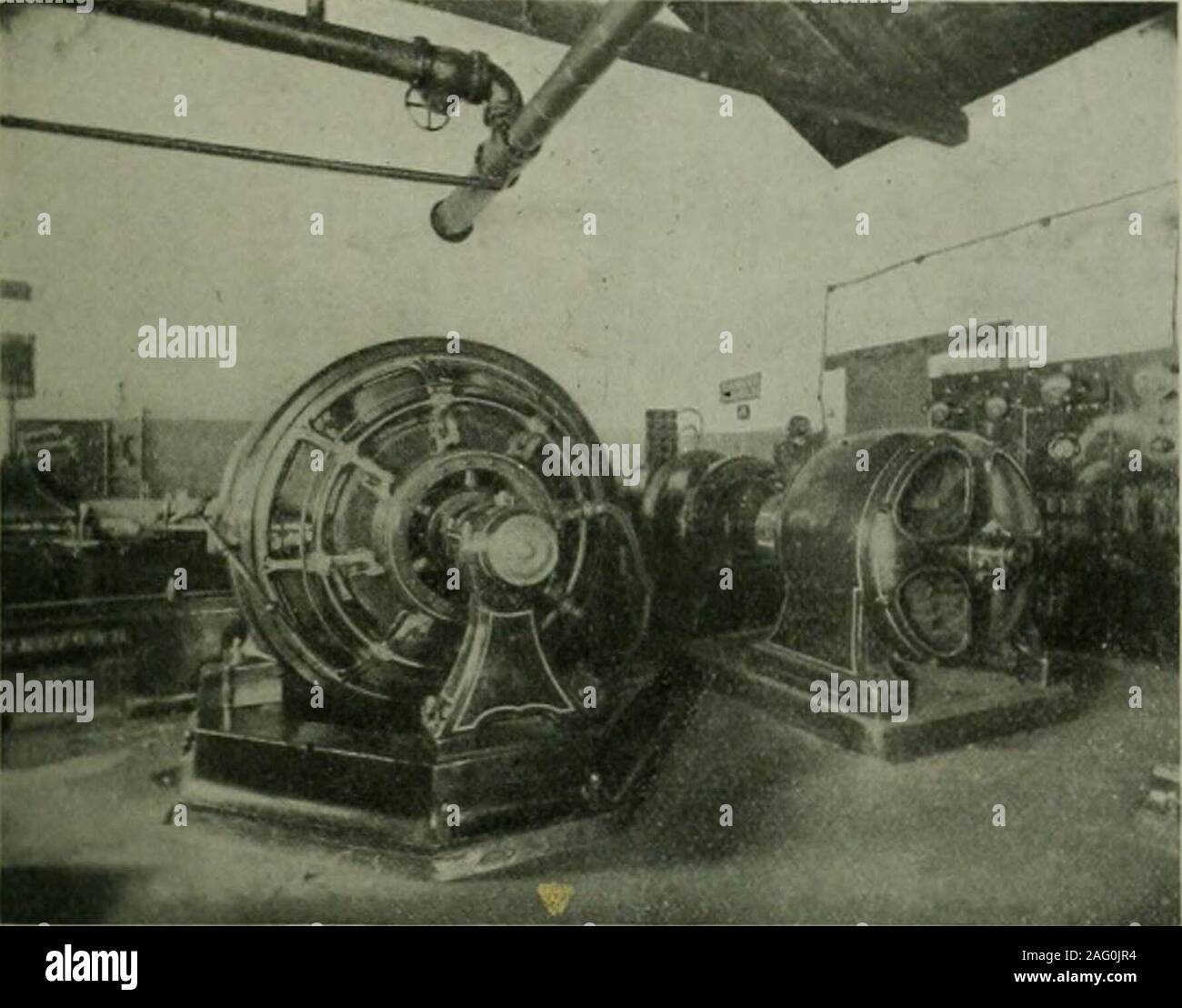 . Monde électrique. ly suffisant pour transporter l'arc une considerableportion système d'éclairage et de la charge d'exploitation commerciale sans les autres moteurs,sauf la nuit, pendant le pic de la charge. Le 20 février 1904. Monde électriques et ingénieur. 363 Le rapport du professeur rompre pour electriccurrent de charge recommandée par le biais de compteurs, que l'entreprise avait dépassé le scopeof le contrat alors en usage. Les compteurs ont été installés, et leur effet sur la courbe de charge de la plante est très intéressant.La crête devient plus nette et le tout-nuit charge est inférieure, showingconclusively qu'un grand nombre de p Banque D'Images