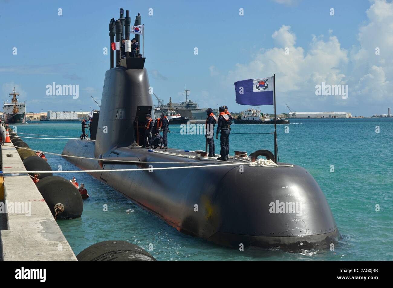 République de Corée les marins à bord de la classe Wonyil Sohn sous-marin diesel-électrique ROKS Yun Bonggil préparer pour l'amarrage de la base navale à Guam le 5 juin 2019 à Santa Rita, Guam. Guam est la base navale accueil à Los Angeles quatre sous-marins d'attaque de classe dans la 7e Flotte et prend en charge les opérations des alliés en Asie. Banque D'Images