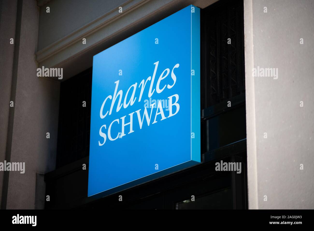 Charles Schwab un logo sur une branche à Washington, D.C., comme on l'a vu le 14 août 2019. Graeme Sloan/Sipa (USA) Banque D'Images