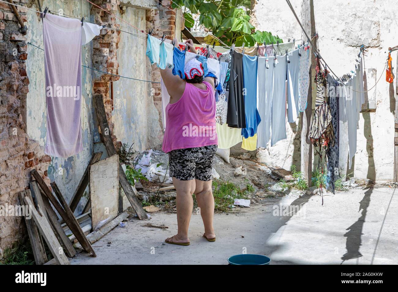 Une dame traînant sa lave dans le centre de La Havane, Cuba. Banque D'Images
