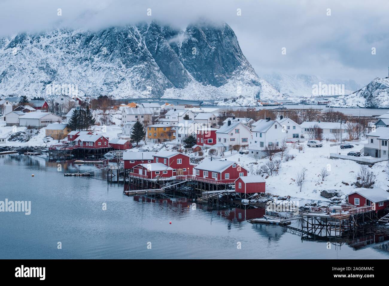 Rorbuer rouge maisons dans les îles Lofoten, dans le Nord de la Norvège. Paysage de neige Banque D'Images