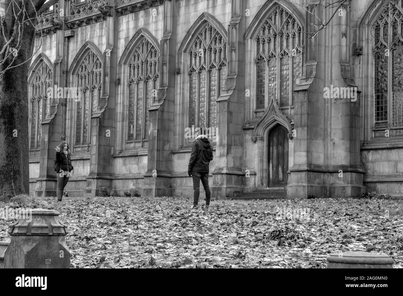 Prendre une photo avec un téléphone à la Cathédrale de Manchester à Manchester en Angleterre en 2019 en noir et blanc Banque D'Images