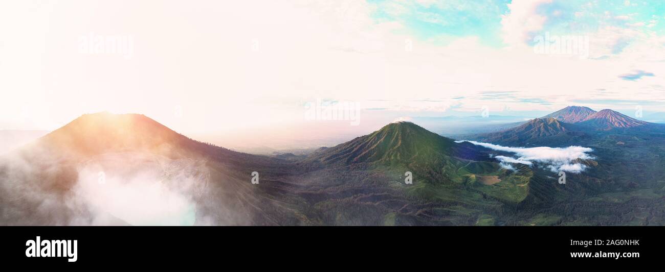 Magnifique vue panoramique sur le magnifique paysage du lever du soleil sur le volcan Ijen avec l'acide de couleur turquoise du lac Crater. Le volcan Ijen complexe est un gro Banque D'Images