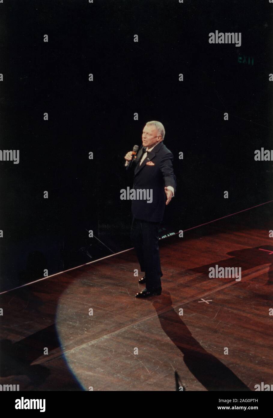 Frank Sinatra, Royal Albert Hall, Londres, 1989. En avril 1989, trois des plus grandes icônes de la musique populaire américaine, Frank Sinatra, Liza Minnelli et Sammy Davis Jr, se sont réunis à Frank, Liza et Sammy : l'ultime épreuve. Banque D'Images