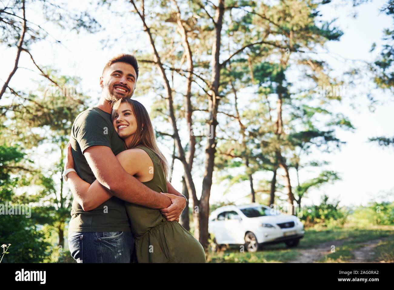 L'adoption et à la distance. Beau jeune couple ont un bon moment dans la forêt dans la journée Banque D'Images