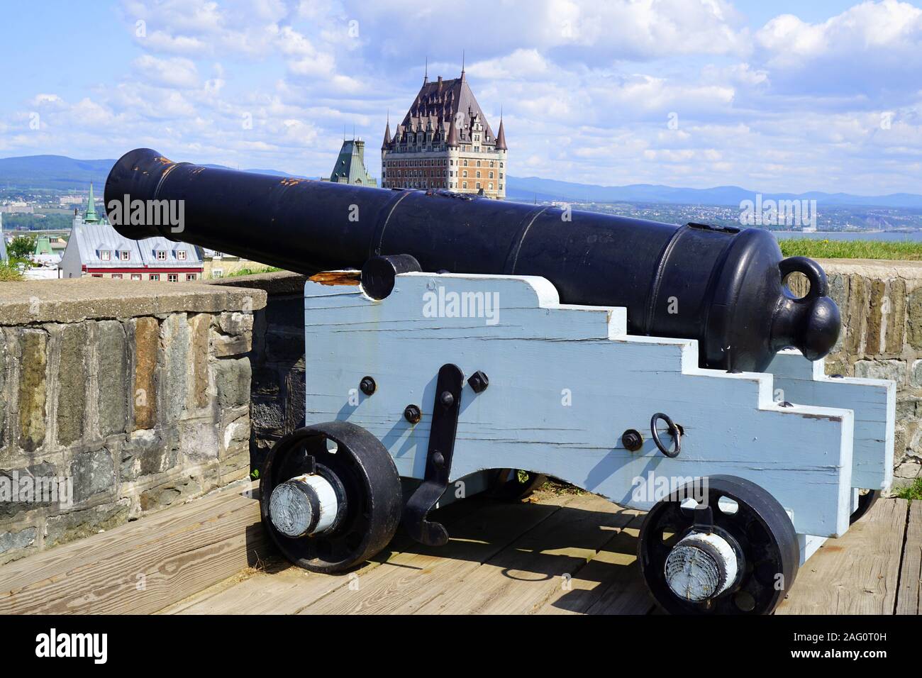 Un canon à la Citadelle (Citadelle) avec une vue à distance de l'hôtel Fairmont Le Château Frontenac, le Vieux Québec, Canada Banque D'Images